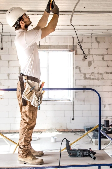 albanil malaga arreglando techo